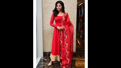 ఎర్ర గులాబీ అచ్చు నీలానే ఉంటుంది.. అంజలి లేటెస్ట్ పిక్స్ పై నెటిజన్లు.. అందానికే అందమట..