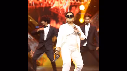 பச்சை கலர் லிப்ஸ்டிக் ரொம்ப கொடுமையா இருக்கு... கெத்தாக ஆட்டம் போட்ட வனிதாவை வச்சு செய்த நெட்டிசன்கள் !