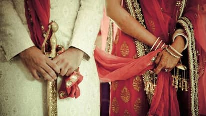 పెళ్లి కొడుకు గొంతెమ్మ కోరిక.. చెప్పుతో కొట్టిన వధువు..!