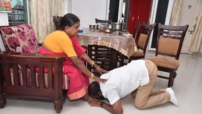 మదర్స్ డే: తల్లి ఆశీర్వాదం తీసుకున్న మంత్రి శ్రీనివాస్ గౌడ్