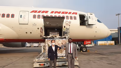 కొరియా నుండి భారత్ చేరుకున్న వైద్య పరికరాలు