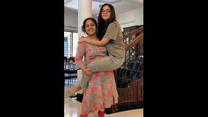 നാല് പെൺമക്കളെയും തോളത്തെടുത്ത് സിന്ധു കൃഷ്ണ; വെെറലായി ചിത്രങ്ങൾ