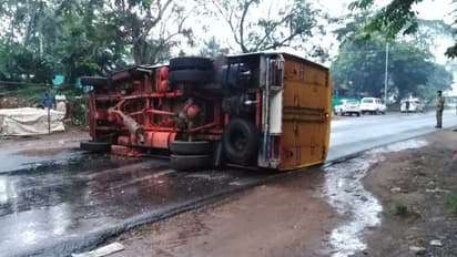 കായംകുളത്ത് മത്സ്യം കയറ്റിവന്ന കണ്ടെയ്നർ ലോറി നിയന്ത്രണം വിട്ട് മറിഞ്ഞു