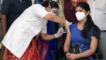 একের পর এক রাজ্যে বন্ধ ১৮-৪৪'দের টিকাকরণ - এর জন্য কী কেন্দ্রই দায়ী, কীভাবে হবে সমাধান