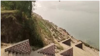 ബിഹാറിന് ശേഷം യുപിയിലും ഗംഗാ നദിയിലൂടെ മൃതദേഹങ്ങള് ഒഴുകുന്നു