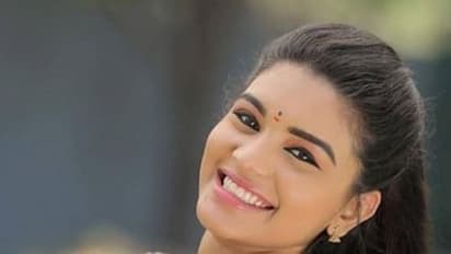 கொடுத்த வச்ச கண்ணாடி.. பேரழகியை பிரதிபலிக்குதே.. ஷபானாவின் க்யூட் போட்டோஸ் இதோ..