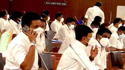 மீண்டும் சர்ச்சை கிளப்பிய திமுக எம்எல்ஏ.. சட்டப்பேரவைக்குள் விதியை மீறி செல்போன் பயன்படுத்திய டிஆர்பி.ராஜா..!