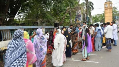 দূরত্ববিধি শিকেয়, পুলিশের সামনেই তৃণমূল প্রভাবিত বস্ত্রদান শিবিরে মানুষের হুড়োহুড়ি
