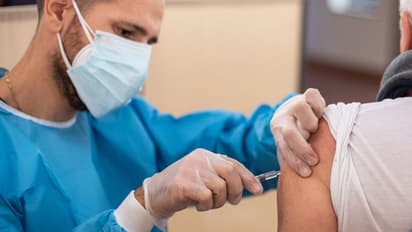 കൊവിഡ് 19; മൂന്നാമത്തെ 'ബൂസ്റ്റര്‍ ഡോസ്' വാക്‌സിന്‍ നിര്‍ബന്ധമോ? ചര്‍ച്ചകള്‍ മുറുകുന്നു