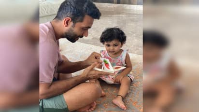 ಮಗಳಿಗೆ ಪಾಠ ಹೇಳಿ ಕೊಡುತ್ತಿರುವ  ಅಜಿಂಕ್ಯಾ ರಹಾನೆ: ಫೋಟೋ ವೈರಲ್‌!