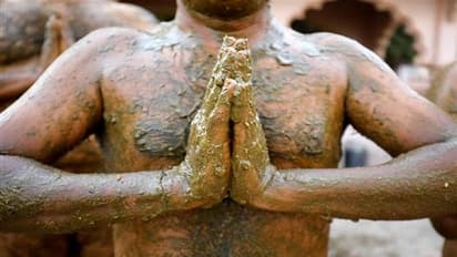 ఆవుపేడ చికిత్సతో  ఫంగల్ ఇన్ ఫెక్షన్ల ప్రమాదం.. డాక్టర్ల హెచ్చరిక..