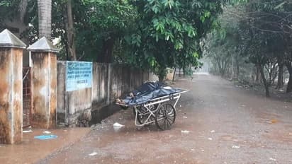 கொட்டும் மழையில் சடலங்கள்.. கொரோனா பரவும் ஆபத்து.. ஆசாரிபள்ளம் மருத்துவமனையில் கொடூரம்.