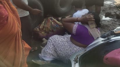 బైక్ ను ఢీ కొట్టిన లారీ.. మహిళ మృతి... !