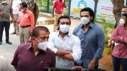 கொரோனா தடுப்பு பணிக்காக அப்பா சிவக்குமாருடன் வந்து முதல்வரிடம் ரூ.1 கோடி நிதி வழங்கிய சூர்யா - கார்த்தி...!