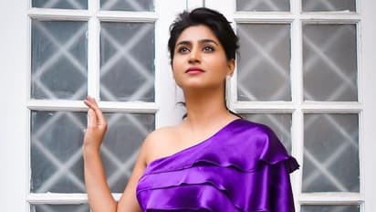 అది నడుమా, నయాగరా జలపాతమా... జీరో సైజ్ నడుములో క్రేజీ ఫోజులిచ్చిన వర్షిణి!