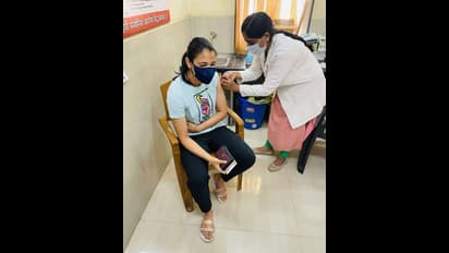 స్మృతి మందాన క్యూట్ రియాక్షన్.... కరోనా వ్యాక్సిన్ వేయించుకుంటున్న ఫోటోను పోస్టు చేసి...