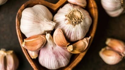 വെളുത്തുള്ളിയുടെ തൊലി എളുപ്പം കളയാന്‍ ഒരു കിടിലന്‍ 'ടിപ്'; വീഡിയോ വൈറല്‍