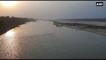 కరోనాతో మృతి, డెడ్బాడీ నదిలో విసిరేసిన ఫ్యామిలీ మెంబర్స్: కేసు నమోదు