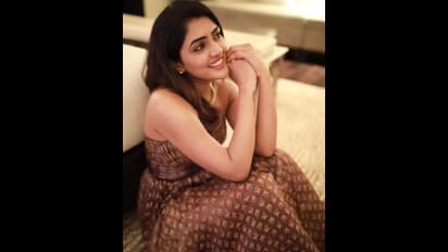 బెడ్‌ రూమ్‌లో ఈషారెబ్బా విరహ వేదన.. కొట్టుకుంటున్న ఫ్యాన్స్ .. ఏంటీరచ్చ ?