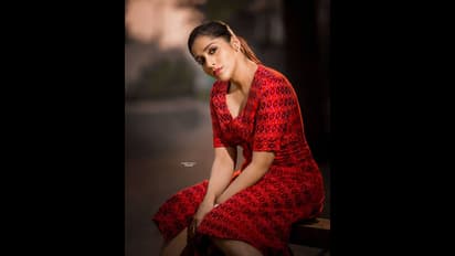 చిన్న గౌనులో అందాలు దాచలేక సిగ్గుపడుతున్న రష్మీ.. ఇంత హాట్ గా ఉందేంట్రా బాబు!