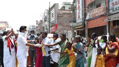 முதல்வராக பொறுப்பேற்று முதல் முறையாக கொளத்தூரில் ஸ்டாலின்..  2000 ரூபாயை பொது மக்களுக்கு வழங்கினார்.