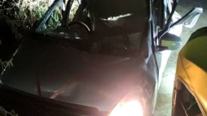 पेड़ से टकराई कार, 3 लोगों की मौत, दूल्हा समेत 4 रिश्तेदारों की हालत नाजुक