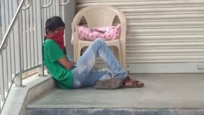 ഭാര്യ കൊവിഡ് വാർഡിൽ, അഞ്ച് ദിവസം മാത്രം പ്രായമുള്ള കുഞ്ഞുമൊത്ത് യുവാവ് പുറത്ത്