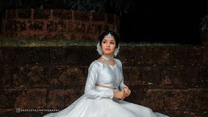 அனிகாவின் அடுத்த அவதாரம் !! வெள்ளை நிற உடை... லைட்டா தெரியும் இடை... கொண்டையில் மல்லிகை கடை!