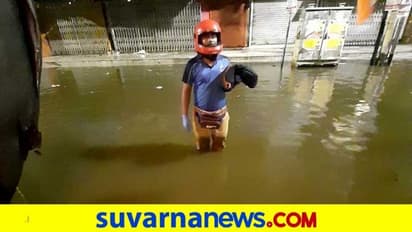 ನೀರು ತುಂಬಿದ ರಸ್ತೆಯಲ್ಲಿ ಪಾರ್ಸಲ್ ಹಿಡಿದು ನಿಂತ ಡಿಲೆವರಿ ಬಾಯ್! ಕಮೆಂಟ್ಸ್ ಚೆನ್ನಾಗಿವೆ