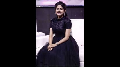 ஜொலிஜொலிக்கும் மாடர்ன் உடையில்... கலக்கல் போட்டோ ஷூட்..! ஹார்ட் பீட்டை எகிற வைத்த 'ரித்திகா'..!