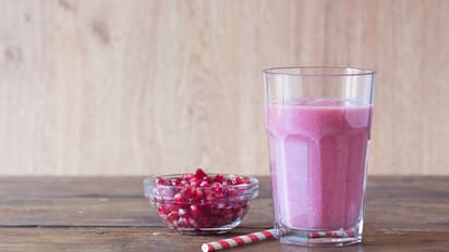 മാതളനാരങ്ങയും പാലും പഴവും ചേർത്ത് ഒരു കിടിലൻ ഷേക്ക്