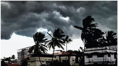 সাতসকালে একরাশ মেঘ, উধাও বৃষ্টি, লাফিয়ে পারদ চড়ে ফের অস্বস্তি কলকাতায়