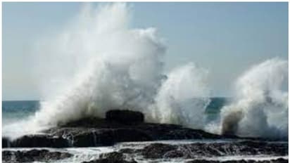 ഉയർന്ന തിരമാലകൾക്ക് സാധ്യത; സംസ്ഥാനത്ത് തീരമേഖലകളിൽ ജാഗ്രതാ നിർദേശം തുടരുന്നു, മത്സ്യബന്ധനത്തിന് വിലക്ക്