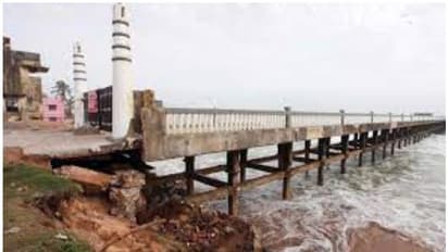 വലിയതുറ കടൽ പാലത്തിൽ വിള്ളൽ; പാലം ഒരു ഭാഗം താഴ്ന്നു