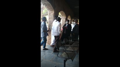 పోలీసులు నన్ను కొట్టారు, గాయాలివే... కోర్టులో చూపిన రఘురామ (ఫోటోలు)