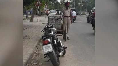തിരക്കുള്ള റോഡിൽ നിന്ന് മുട്ട മോഷ്ടിക്കുന്ന പൊലീസുകാരൻ, വീഡിയോ വൈറലായതോടെ സസ്പെൻഷൻ