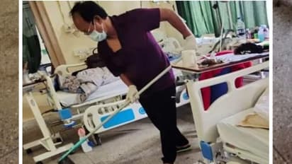 कोरोना से जंग लड़ रहे मंत्री ने अस्पताल में लगाया पोंछा, लोग बोले-दिल जीत लिया हर नेता ऐसा हो