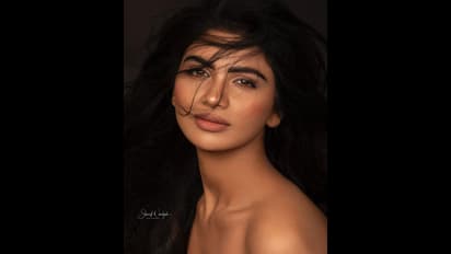 చూపించడంలో తెగించిన యంగ్ యాంకర్ వర్ష... అసలు టాప్ ఉన్నా లేనట్లే!