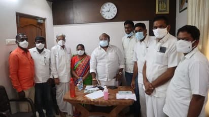 సొంత మండలంలో ఈటెలకు షాక్: మంత్రి గంగులను కలిసిన ప్రజాప్రతినిధులు