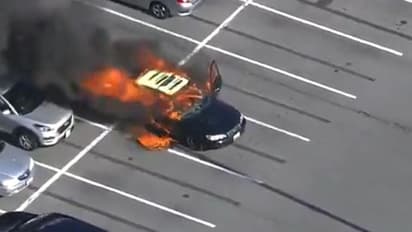 ಕೊರೋನಾ ಮಾರ್ಗಸೂಚಿ ಪಾಲನೆ ವೇಳೆ ಎಚ್ಚರ ಮರೆತ ಚಾಲಕ; ಹೊತ್ತಿ ಉರಿದ ಕಾರು!