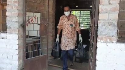 ফোন করলেই বাড়িতে পৌঁছচ্ছেন দ্রোণাচার্য, করোনা আক্রান্তদের মুখে তুলে দিচ্ছেন খাবার