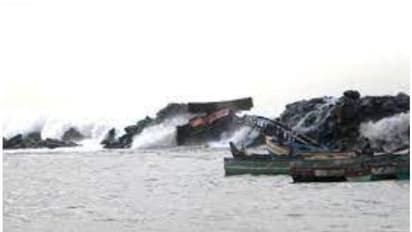 മഴ, കാറ്റ്, കടൽക്ഷോഭം: തൃശൂരും ചാലക്കുടിയിലും ദുരിതാശ്വാസ ക്യാമ്പുകൾ തുറന്നു