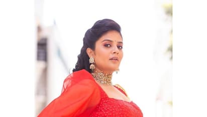 అందాలకు అడ్డుగా ఉన్న చున్నీ తీసేసిన శ్రీముఖి... రెడ్ లెహంగాలో ఫ్రంటూ బ్యాకు చూపించేసింది!