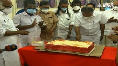 കെകെ ശൈലജ ഒഴികെ ബാക്കിയെല്ലാം പുതുമുഖങ്ങൾ; ഇടതുമുന്നണി യോഗത്തിൽ കേക്ക് മുറിച്ച് മുഖ്യമന്ത്രി