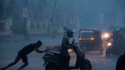 Cyclone Gulab: ধেয়ে আসছে ঘূর্ণিঝড় 'গুলাব', প্রবল বর্ষণ দক্ষিণবঙ্গে, রেড অ্যালার্ট নবান্নের