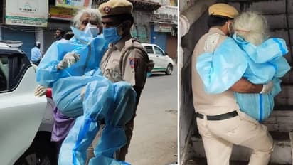 दिल छू लेने वाली तस्वीर: चल नहीं सकती थी बुजुर्ग महिला, कांस्टेबल  गोद में उठाकर ले गया वैक्सीन लगवाने