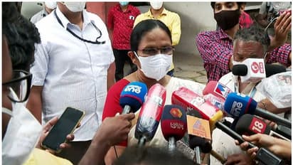 'മൂന്നിരട്ടി വിലകൊടുത്ത് പിപിഇ കിറ്റുകൾ വാങ്ങിയത് മുഖ്യമന്ത്രിയുടെ നിർദ്ദേശപ്രകാരം'; വിശദീകരണവുമായി കെ കെ ശൈലജ