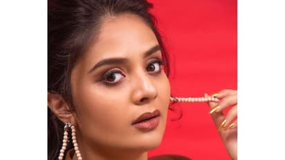 చిన్న గౌను వేసుకున్న పెద్ద పాప... కొత్త ఫోటో షూట్ లో కాక రేపిన శ్రీముఖి!