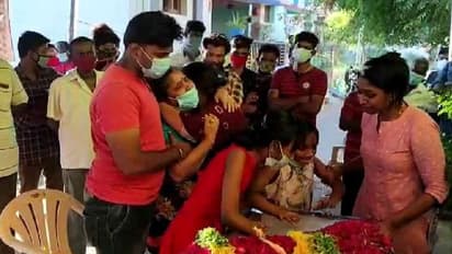 கொரோனாவால் உயிரிழந்த நிதிஷ் வீரா உடலை பார்த்து கதறி அழுத குடும்பத்தினர்... கண்கலங்க வைக்கும் வீடியோ...!