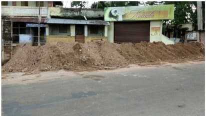 തമിഴ്നാട് കേരളാ അതിർത്തിയിലെ റോഡ് കേരളാപൊലിസ് മണ്ണിട്ടടച്ചു